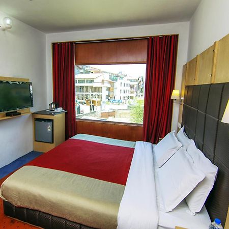 Holiday Plaza Ξενοδοχείο Σριναγκάρ Εξωτερικό φωτογραφία