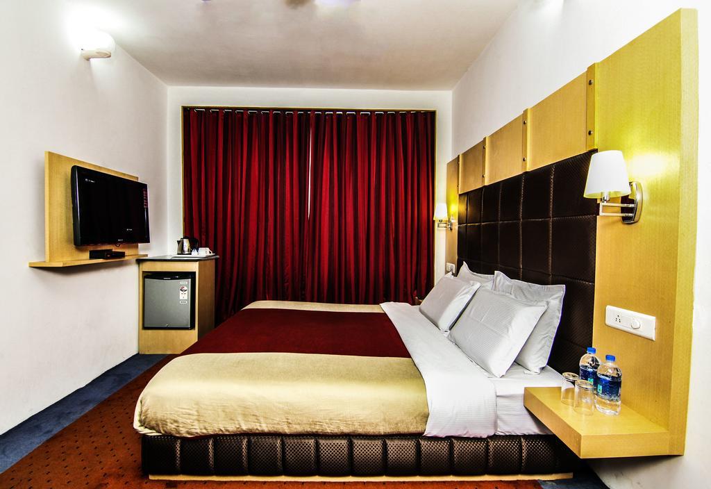 Holiday Plaza Ξενοδοχείο Σριναγκάρ Εξωτερικό φωτογραφία