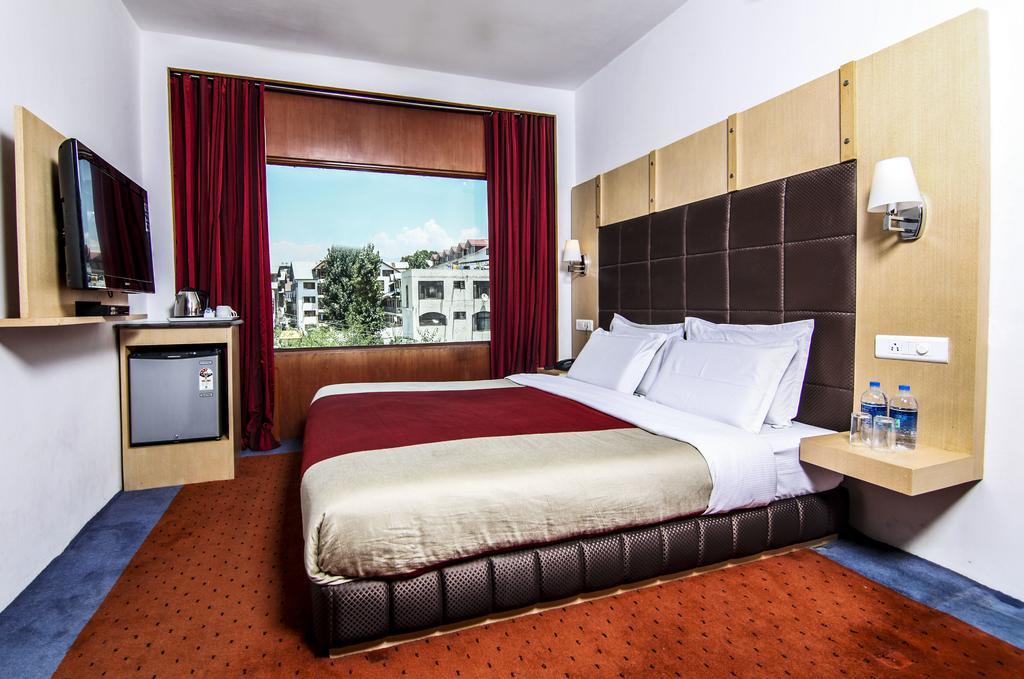 Holiday Plaza Ξενοδοχείο Σριναγκάρ Εξωτερικό φωτογραφία