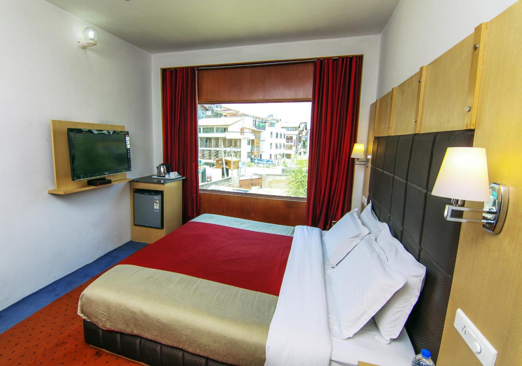 Holiday Plaza Ξενοδοχείο Σριναγκάρ Εξωτερικό φωτογραφία