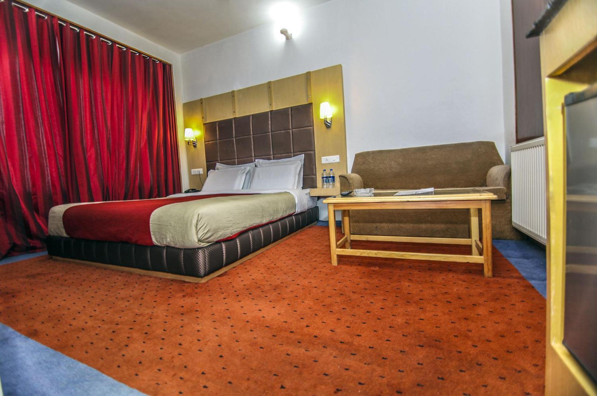 Holiday Plaza Ξενοδοχείο Σριναγκάρ Εξωτερικό φωτογραφία